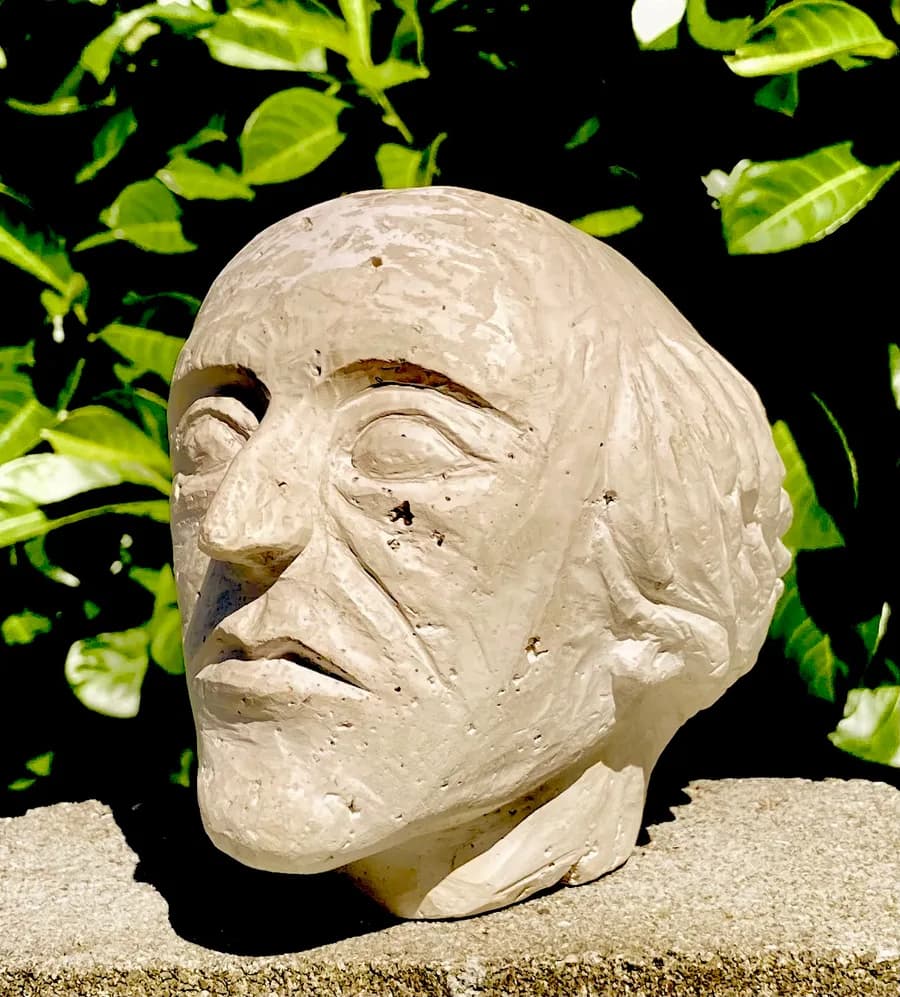 Gipskopf: plastisches Portrait eines älteren Mannes.